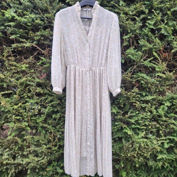 Uniqlo Pleated Chiffon Dress - Picture 10 of 14